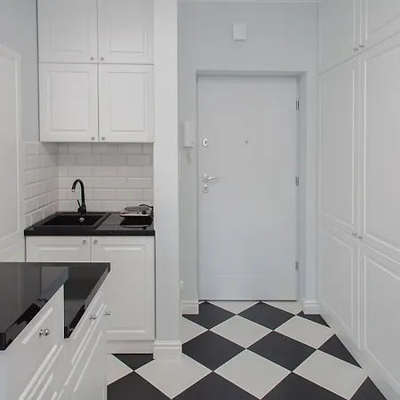 Apartment Nowogrodzka For 4 *